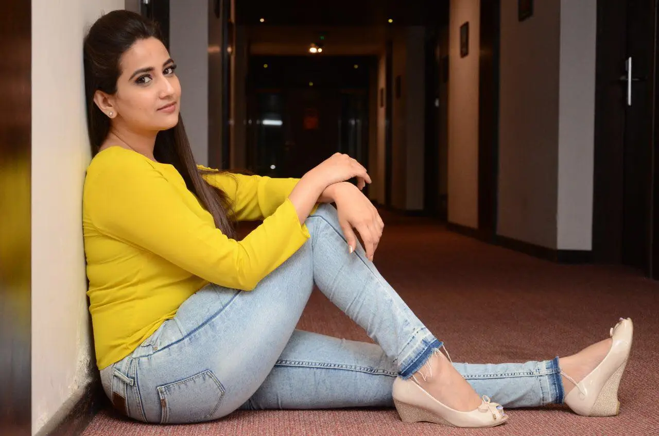 INDIAN TV ACTRESS RAMPALLI MANJUSHA IN YELLOW TOP BLUE JEANS 7